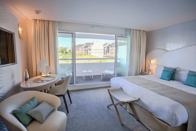 غرفة سوبيريور بسريرين منفصلين بإطلالة على البحر بشرفة، MIRAMAR CROUESTY HOTEL 2/5