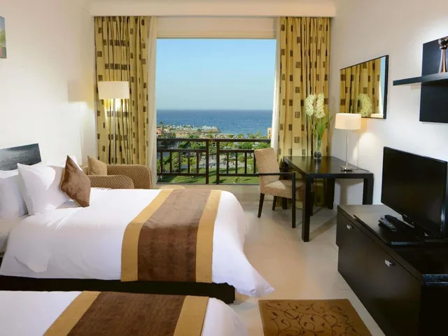 غرفة بريميوم بسريرين مزدوجين بإطلالة على البحر، Movenpick Resort El Sokhna 5/8