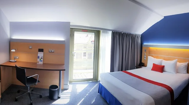 جناح بسرير مزدوج بإطلالة على القناة بشرفة، Holiday Inn Express Paris - Canal de la Villette 3/6