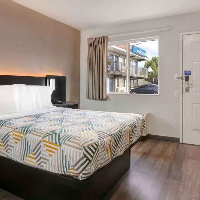 غرفة بسرير كوين، Motel6 Sacramento, CA - North 4/10