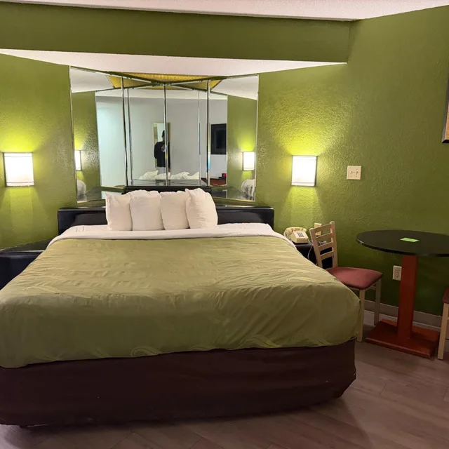 غرفة سوبيريور بسرير كينج، Lafayette Inn & Suites 2/7