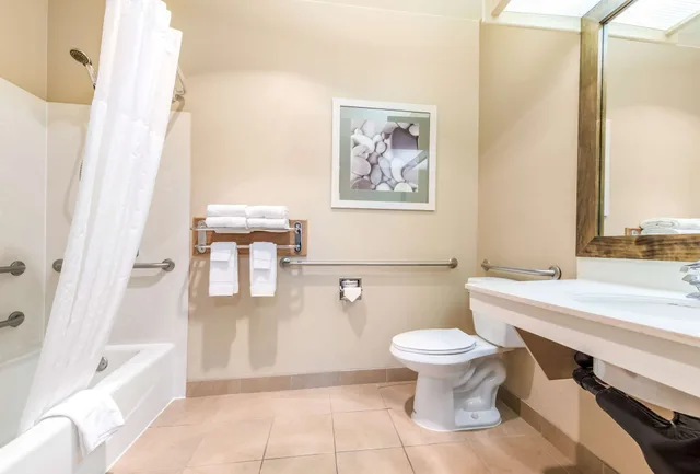 Efficiency, Suite, Queen Bed, Sofa, Accessible، Quality Inn & Suites Bainbridge Island 3/5