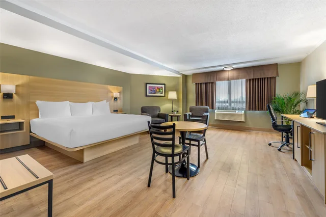 Room, King Bed, Kitchenette, Best Western Plus Ottawa City Centre 3/7