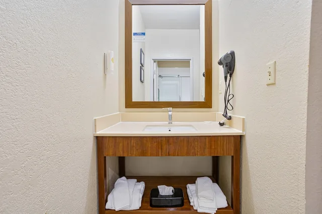 جناح بسريرين كوين لذوي الإعاقة، Comfort Inn and Suites Montgomery East Carmichael Rd 7/9
