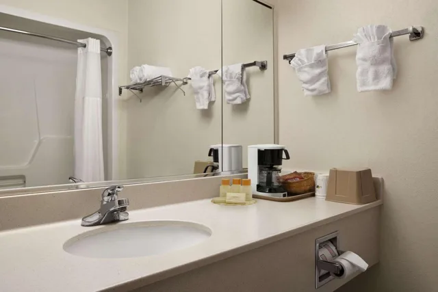جناح استوديو بسرير كينج مع أريكة، Days Inn & Suites By Wyndham Romeoville 4/5