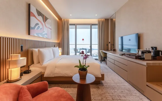 غرفة ديلوكس بسرير كينج بإطلالة على البحر، Rixos Premium Qetaifan Island North 3/5