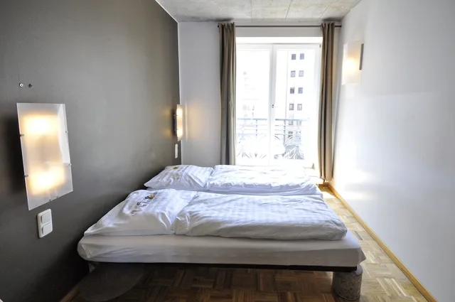 غرفة بسرير مزدوج بحمام خاص، Five Elements Hostel Frankfurt 5/10