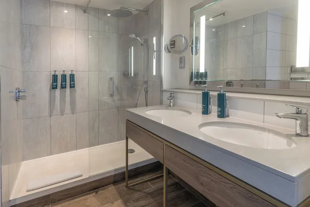 جناح بسرير كينج مع أريكة، Oxford Belfry Hotel & Spa 2/2