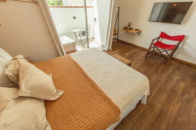 غرفة بريميير بسرير كوين بشرفة، La Martina Boutique Hotel 2/4
