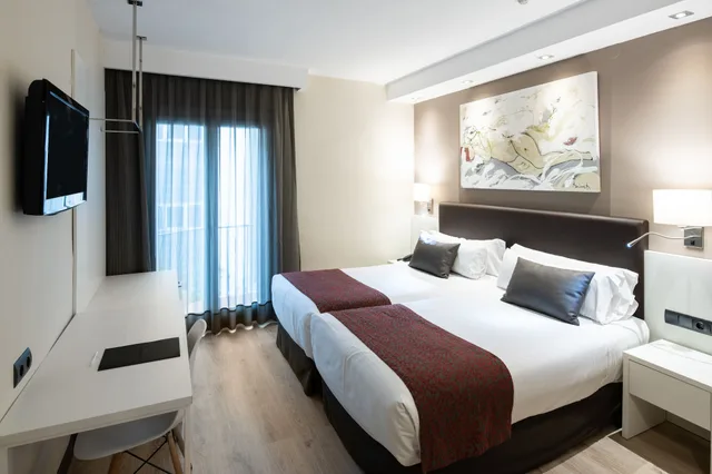 Room, Queen Bed, Balcony, Catalonia Castellnou 4/10