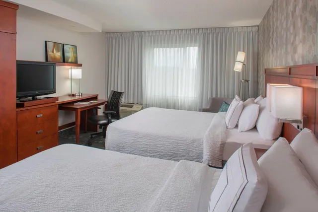 غرفة بسريرين كوين بحوض استحمام لذوي الإعاقة، Courtyard Nashville Goodlettsville 1/9