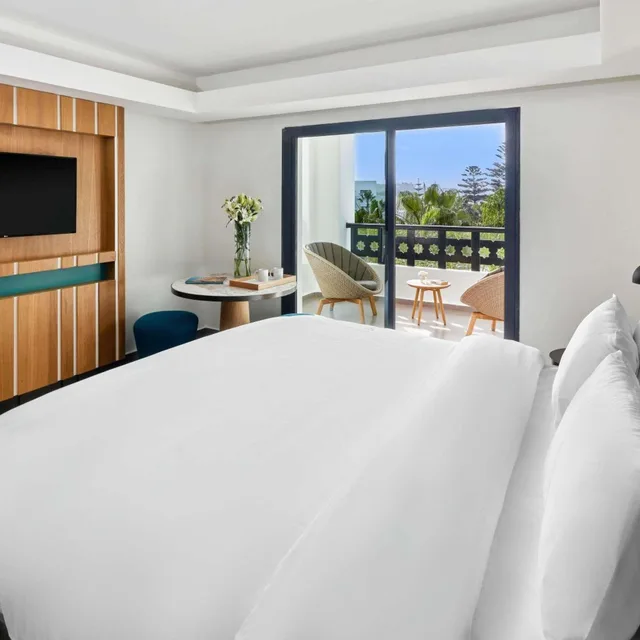 غرفة بريميوم بسرير كينج بإطلالة على المسبح، Hotel Royal Golf and Spa Mazagan 2/4