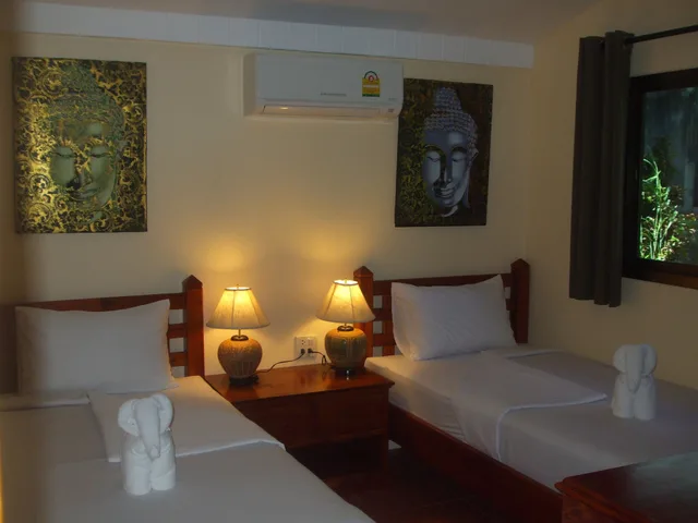 كوخ عائلي بسرير كوين وسريرين منفصلين بإطلالة على الحديقة بغرفتي نوم، TOP RESORT 2/2