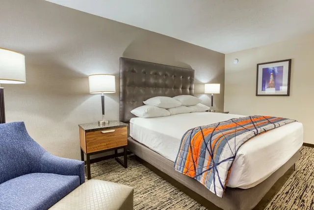 غرفة ديلوكس بسرير كينج بحوض استحمام في طابق مرتفع لذوي الإعاقة، Drury Inn and Suites St Louis Collinsville 2/4