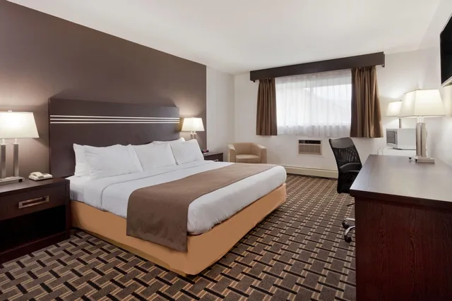 Standard, King Bed, Super 8 by Wyndham Valemount 2/4