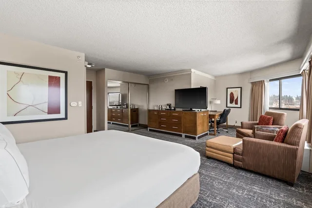 Room, King Bed, Bathtub, Corner, Accessible, DoubleTree by Hilton Hotel Spokane City Center 4/10
