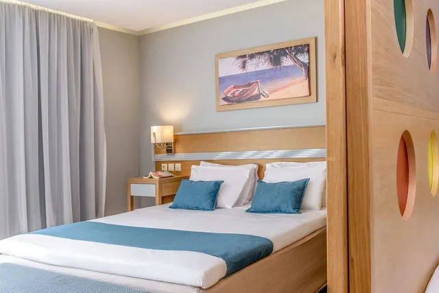 3 Bedrooms, Family Suite, 4 Beds, 2 King Beds, Garden View, Sofa, Lyttos Beach Hotel 2/9