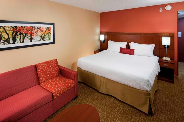 غرفة بسرير كينج مع أريكة، Courtyard by Marriott San Diego - Rancho Bernardo 4/8