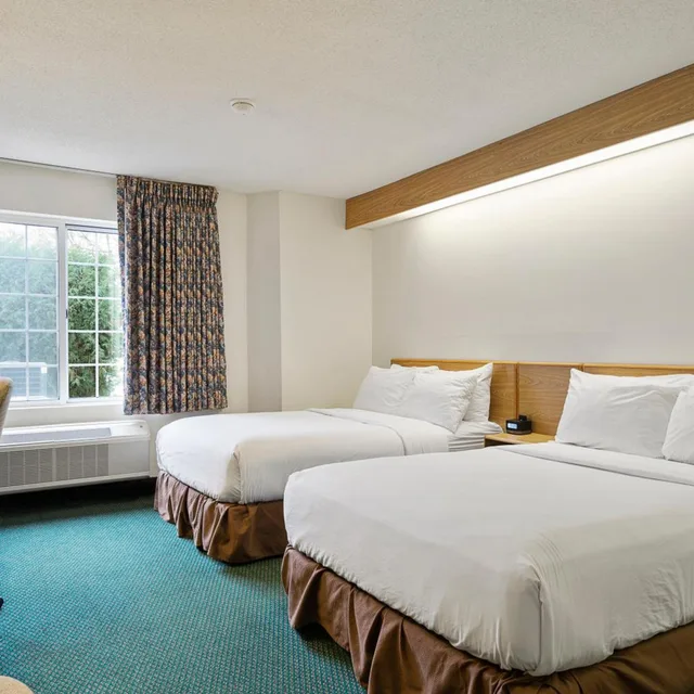 غرفة بسريرين كوين بإطلالة، Charlevoix Inn Suites, SureStay Collection by Best Western 1/3