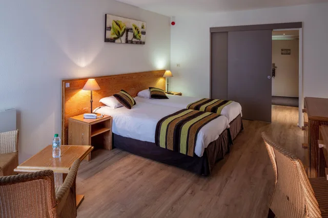 غرفة بسريرين منفصلين بشرفة، Garrigae Manoir de Beauvoir 1/4