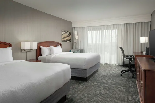 غرفة بسريرين كوين بإطلالة على الفناء لذوي الإعاقة، Courtyard by Marriott Springfield 1/2