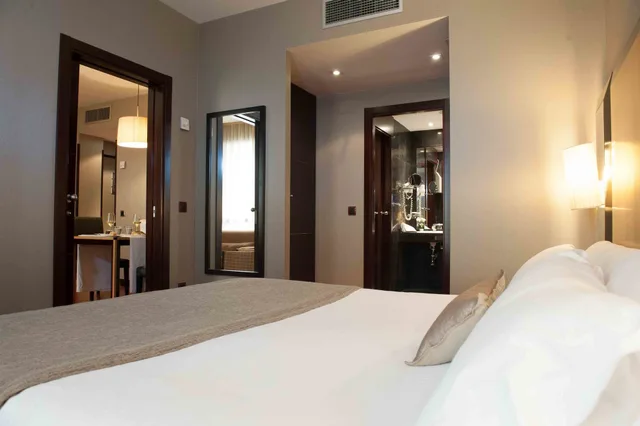 غرفة بريميوم بسرير كينج مع أريكة، Sercotel Princesa de Eboli 5/7