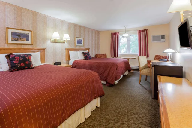 Efficiency, 2 Double Beds، Thriftlodge By Wyndham Moncton 1/2