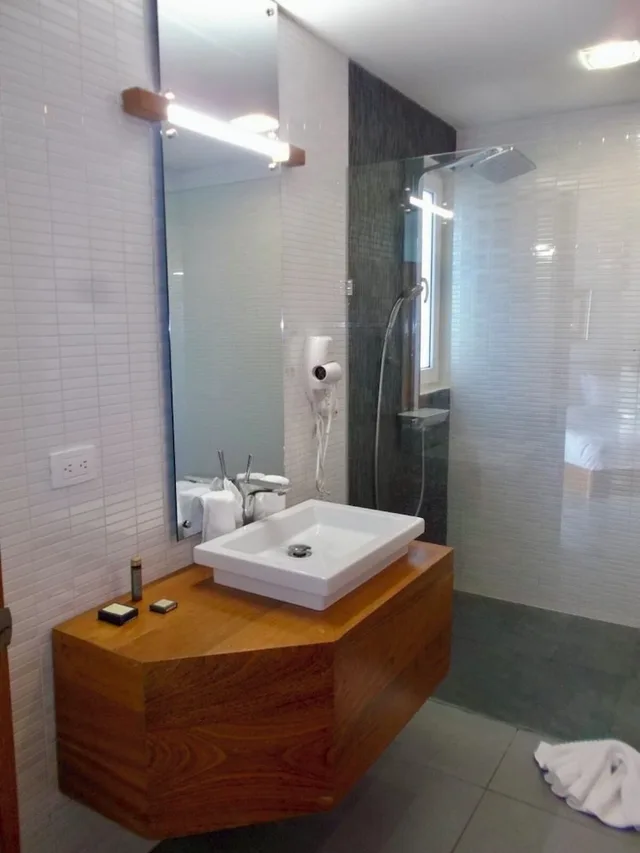 شقة بسرير كينج بغرفة نوم واحدة بإطلالة جزئية على البحر، Ultravioleta Boutique Residences 3/3