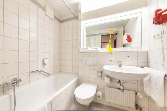 غرفة ثلاثية بسرير مزدوج مع أريكة بمطبخ صغير، acora Leipzig Living the City 7/9