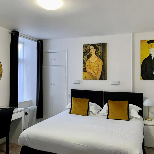 غرفة بسرير مزدوج بمطبخ صغير، Sarum Hotel 4/10