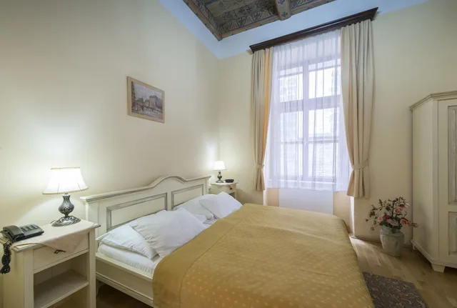 Room, Double Bed, Cerny Slon 3/10