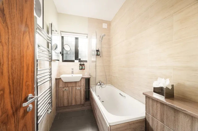 غرفة قياسية بسرير فردي، voco Lythe Hill Hotel & Spa by IHG 8/9
