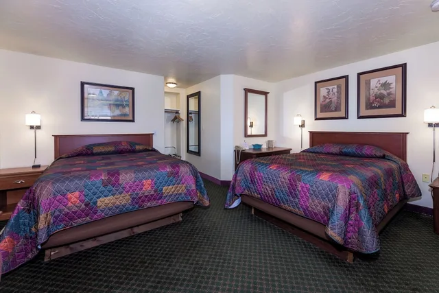 غرفة بسريرين كوين، Gateway Inn 8/10