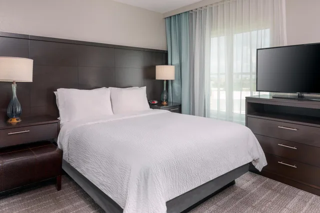 غرفة قياسية مع أريكة، Staybridge Suites Miami Doral Area 4/8