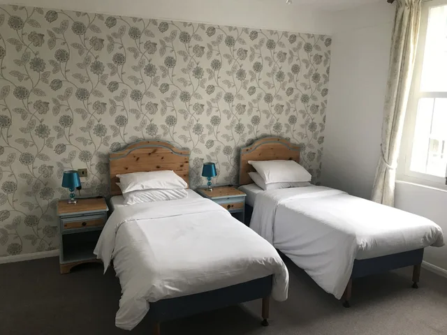 غرفة تنفيذية بسريرين منفصلين، Three Queens Hotel 1/1