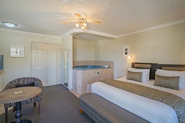 جناح شهر العسل بسرير كينج بمسبح خاص، Silver Fern Accommodation And Spa 2/3