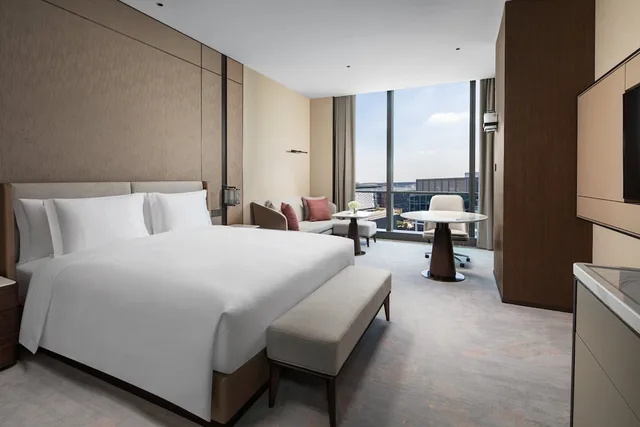 غرفة بريميوم بسرير كينج مع دخول صالة النادي، Crowne Plaza Shanghai Hongqiao 2/4
