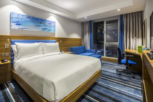 غرفة بسريرين منفصلين بإطلالة على المدينة بشرفة، Hampton By Hilton Istanbul Sabiha Gokcen Airport 1/1