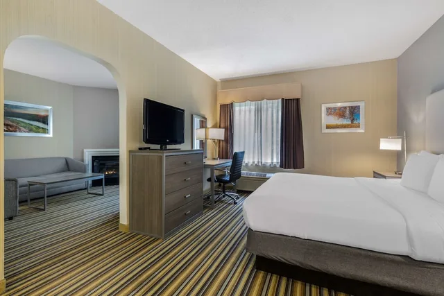 جناح بسرير كينج بحوض جاكوزي، Best Western Plus New England Inn & Suites 2/10