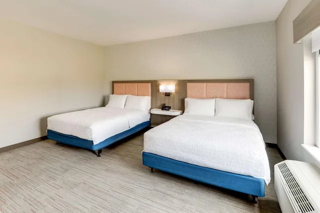 غرفة بسريرين كوين بحوض استحمام لذوي الإعاقة، Hampton Inn & Suites Weatherford 1/9