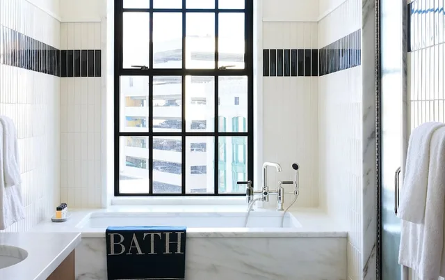 Gallery, Suite, King Bed، Shinola Hotel 9/10