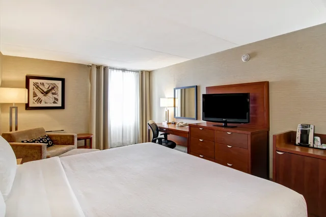 غرفة تنفيذية بسرير كينج، Holiday Inn Oakville Centre 4/5