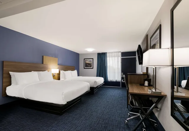 غرفة بسريرين كوين يُسمح فيها بالحيوانات الأليفة بمطبخ صغير، SureStay Plus by Best Western Pigeon Forge 4/6