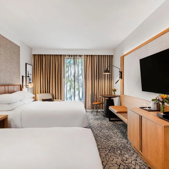 Guest Room, 2 Double Beds, Club Floor، Sheraton Chapel Hill Hotel 1/4