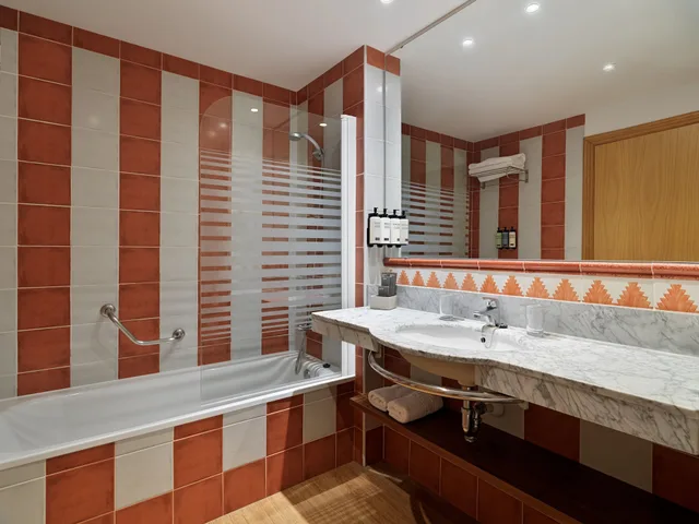 Family, 1 Double and 3 Single Beds، H10 Salauris Palace 3/3