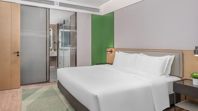 1 Bedroom, Suite, Single Bed, Dining Area, Holiday Inn Wuhan Houguan Lake by IHG 1/6