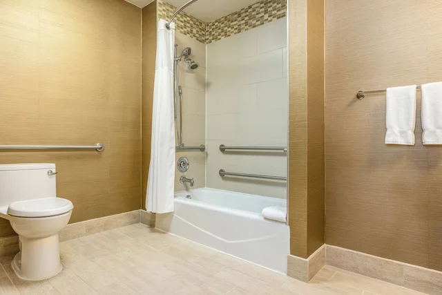 جناح تنفيذي بسرير مزدوج بغرفة نوم واحدة لذوي الإعاقة، Crowne Plaza Dallas Near Galleria Addison 2/5