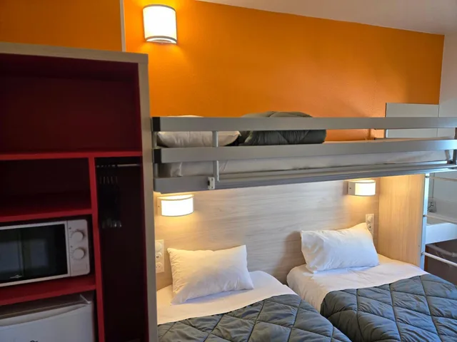 غرفة بسريرين منفصلين وسرير بطابقين، Hotel Premiere Classe Lyon East - Beynost 6/10