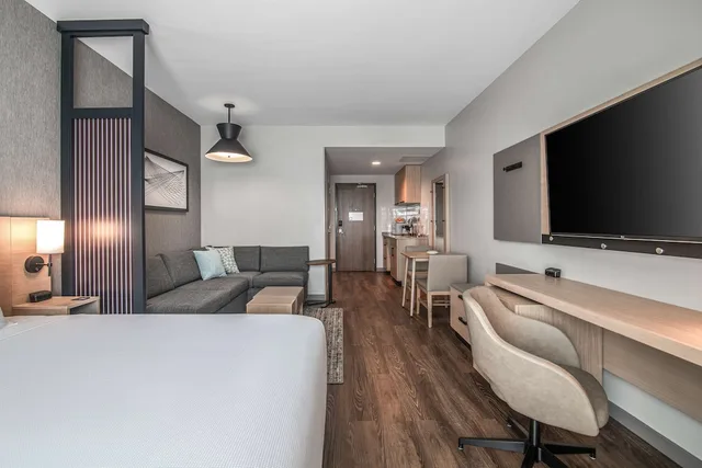 Specialty, King Bed, Sofa، Hyatt Place Newark/Silicon Valley 1/5