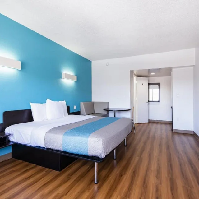 1 King Bed - Mobility Access RI Shwr Smk، Motel6 Jacksonville, NC 1/9